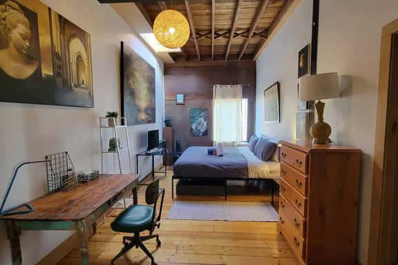 Large eclectic room in a Shared loft - Image 1