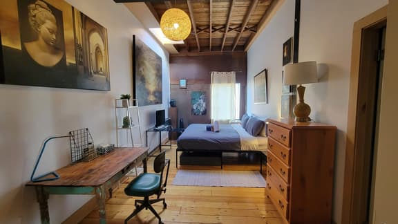 Large eclectic room in a Shared loft - Image 1